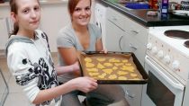 EIne Frau und ein Mädchen backen gemeinsam Plätzchen.